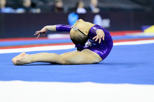Morgan Hurd shows off her flexibility on floor